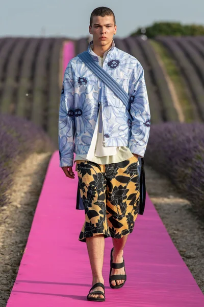 Look 60